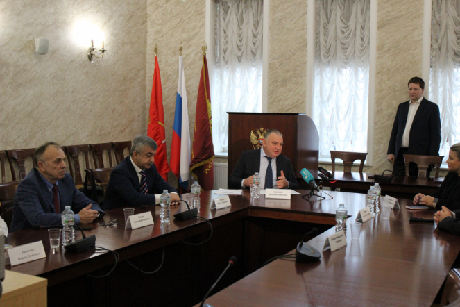 Педиатрический университет в кругу друзей: накануне Всемирного дня ребёнка в СПбГПМУ подписали соглашение с телеканалом «Санкт-Петербург» и приняли в дар картины