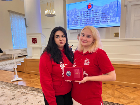 Александр Беглов вручил студентке Педиатрического университета награду Правительства Санкт-Петербурга