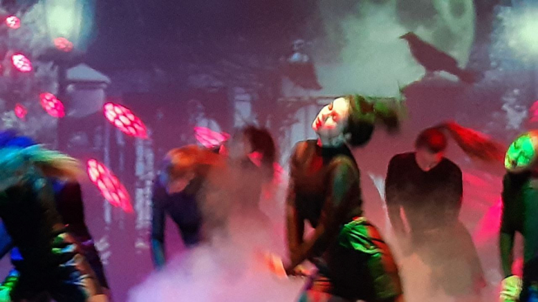 На сцене студенческого  клуба «Гиппократ» прошло новогоднее шоу 9