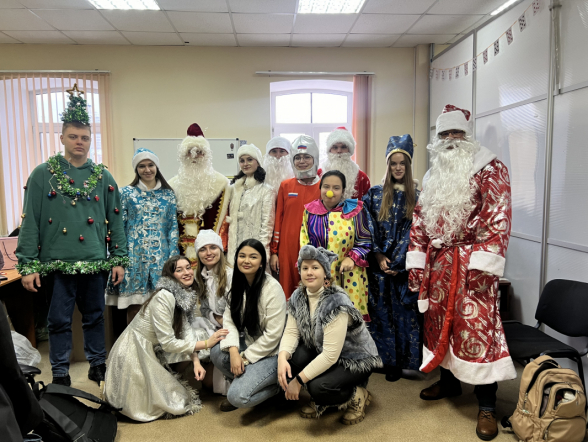 Юных пациентов клиники Педиатрического  университета сегодня поздравили с наступающим Новым годом