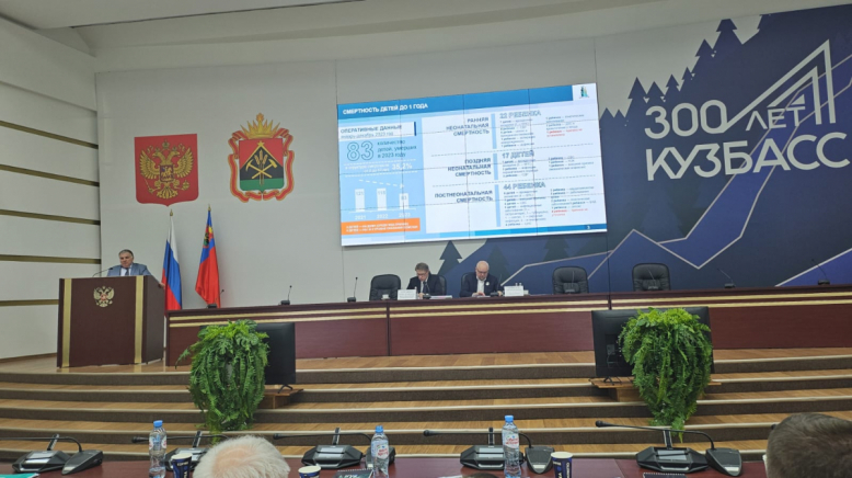 Ректор Педиатрического университета работает с министром здравоохранения России в Сибири 4