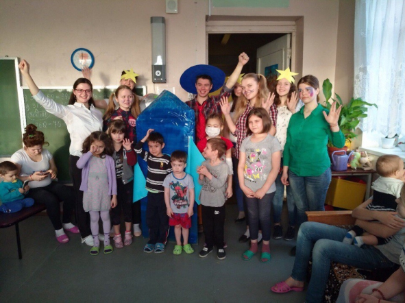 Студенты-волонтеры отправились в космическое путешествие с маленькими пациентами