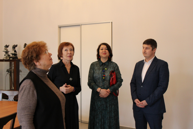 В Педиатрическом университете открыли выставку работ петербургского художника Роберта Мифа 10