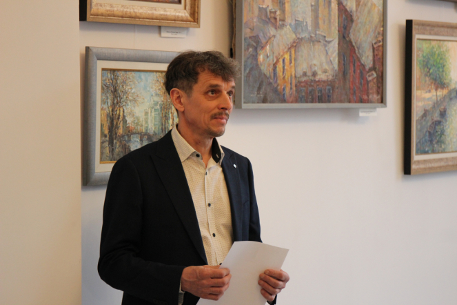 В Педиатрическом университете открыли выставку работ петербургского художника Роберта Мифа