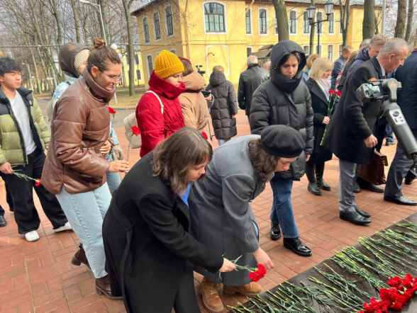 Студенты и преподаватели Педиатрического университета почтили память погибших в результате теракта в «Крокус Сити Холл» 6