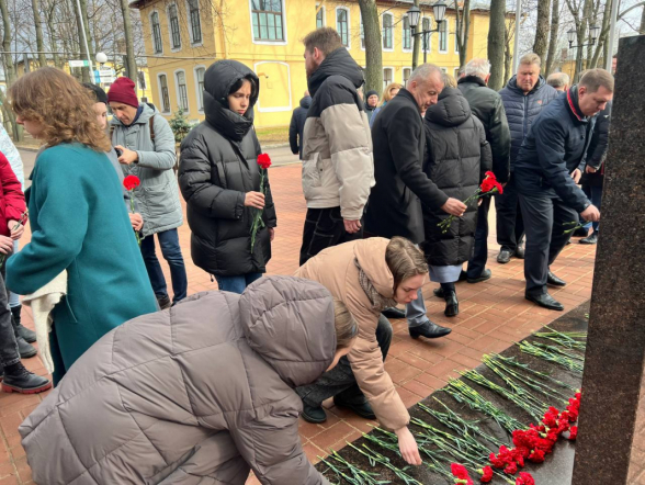 Студенты и преподаватели Педиатрического университета почтили память погибших в результате теракта в «Крокус Сити Холл» 15