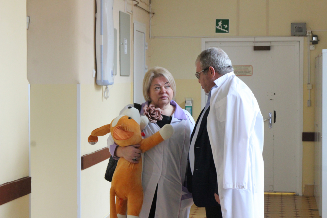 Уполномоченный по правам ребенка в Ленинградской области Татьяна Толстова посетила мальчика, пострадавшего в ДТП 1