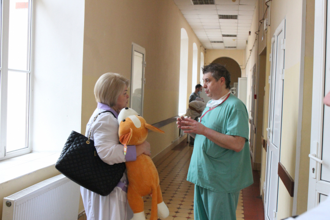 Уполномоченный по правам ребенка в Ленинградской области Татьяна Толстова посетила мальчика, пострадавшего в ДТП