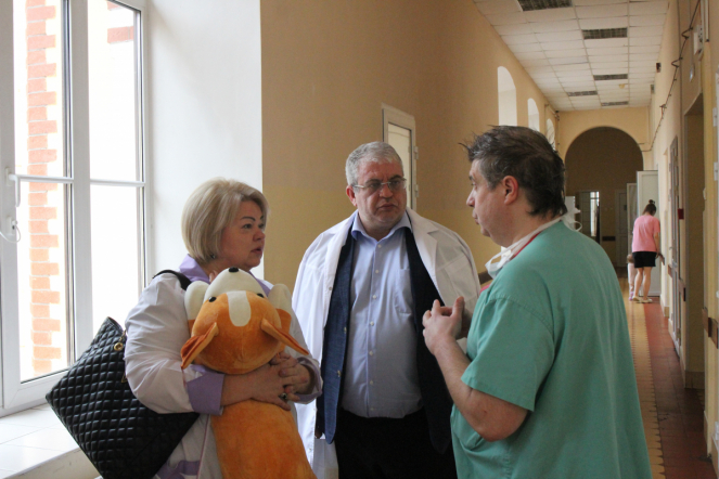 Уполномоченный по правам ребенка в Ленинградской области Татьяна Толстова посетила мальчика, пострадавшего в ДТП 3