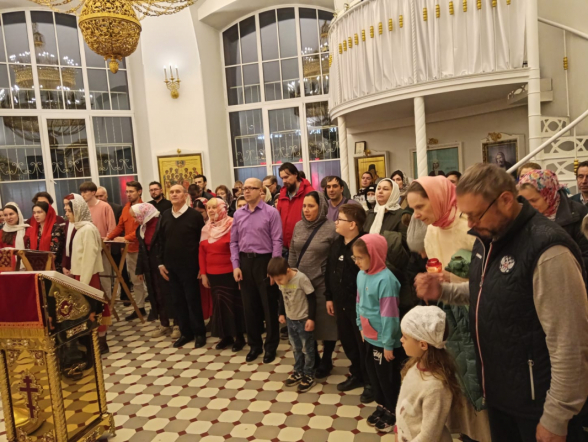 В праздник Светлой Пасхи в храме Святых царственных страстотерпцев при  Педиатрическом университете состоялась служба и крестный ход