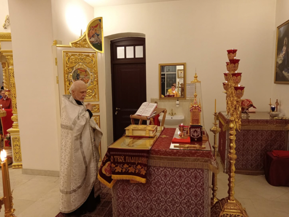 В праздник Светлой Пасхи в храме Святых царственных страстотерпцев при  Педиатрическом университете состоялась служба и крестный ход 2