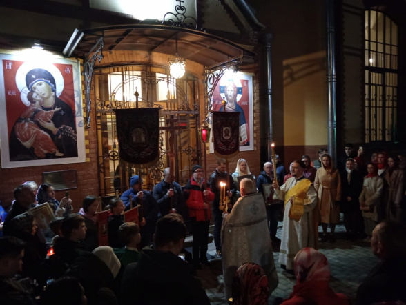 В праздник Светлой Пасхи в храме Святых царственных страстотерпцев при  Педиатрическом университете состоялась служба и крестный ход 4