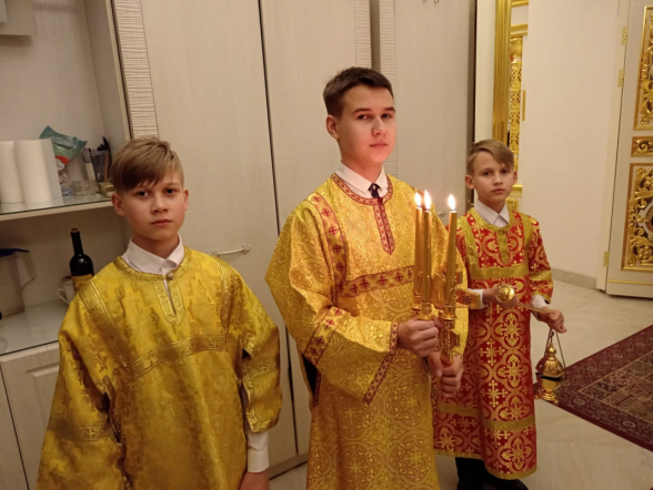 В праздник Светлой Пасхи в храме Святых царственных страстотерпцев при  Педиатрическом университете состоялась служба и крестный ход 5