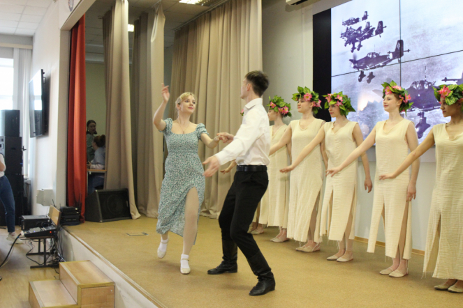 Студенты Педиатрического университета исполнили песни Победы 18