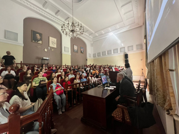 Более 150 студентов и ординаторов Педиатрического университета посетили ярмарку вакансий в вузе 1