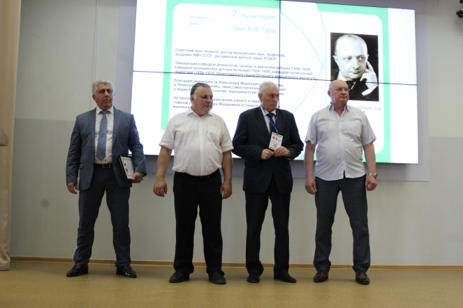 Церемония открытия конгресса ординаторов началась с награждения студентов вуза, оказавших помощь посетителю торгово-развлекательного комплекса «Европолис» 7