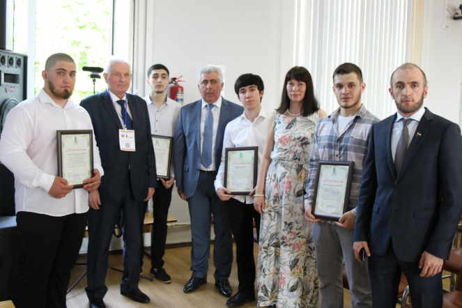 Церемония открытия конгресса ординаторов началась с награждения студентов вуза, оказавших помощь посетителю торгово-развлекательного комплекса «Европолис» 12