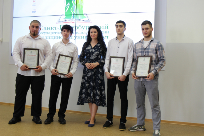 Церемония открытия конгресса ординаторов началась с награждения студентов вуза, оказавших помощь посетителю торгово-развлекательного комплекса «Европолис» 14