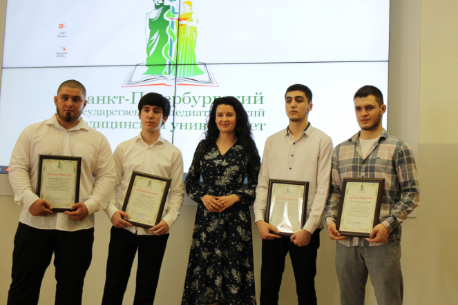 Церемония открытия конгресса ординаторов началась с награждения студентов вуза, оказавших помощь посетителю торгово-развлекательного комплекса «Европолис» 15