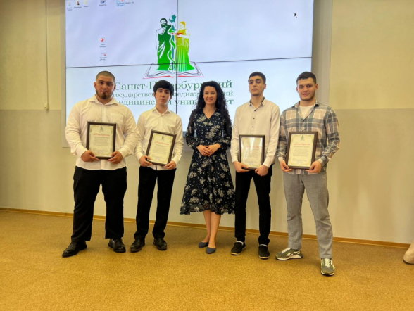 Церемония открытия конгресса ординаторов началась с награждения студентов вуза, оказавших помощь посетителю торгово-развлекательного комплекса «Европолис» 17