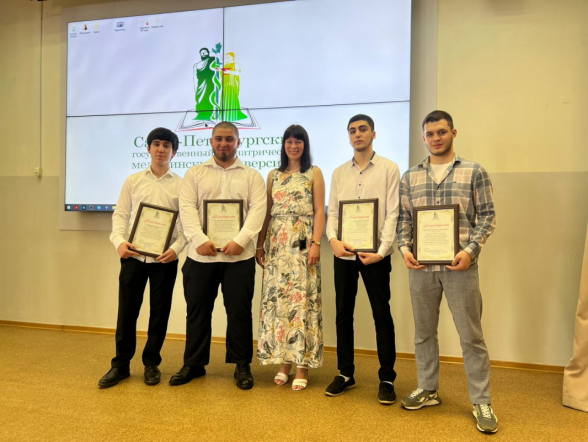 Церемония открытия конгресса ординаторов началась с награждения студентов вуза, оказавших помощь посетителю торгово-развлекательного комплекса «Европолис» 19