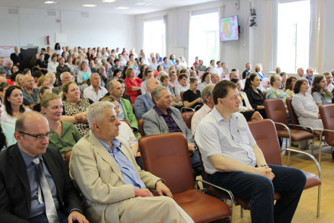 Сотрудников Педиатрического университета поздравили с Днём медицинского работника 20