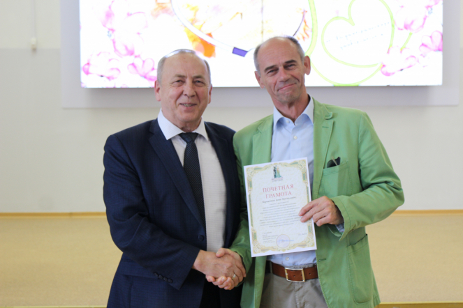 Сотрудников Педиатрического университета поздравили с Днём медицинского работника 78