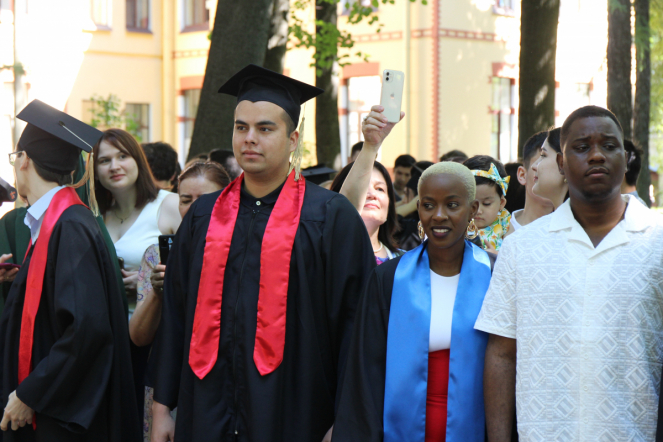 Иностранным выпускникам Педиатрического университета вручили дипломы о высшем образовании 8
