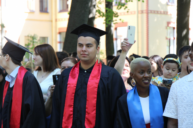 Иностранным выпускникам Педиатрического университета вручили дипломы о высшем образовании 9