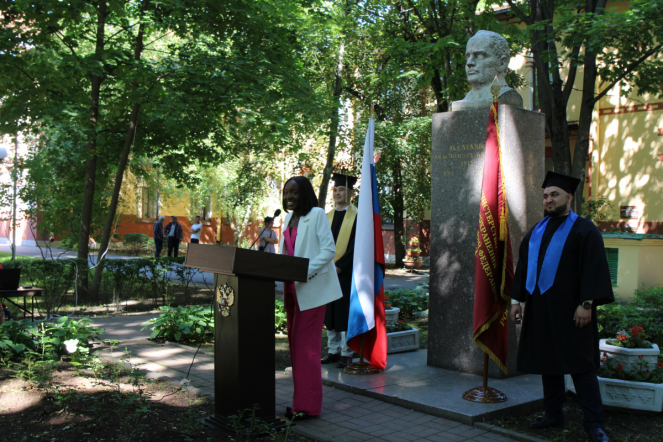 Иностранным выпускникам Педиатрического университета вручили дипломы о высшем образовании 16