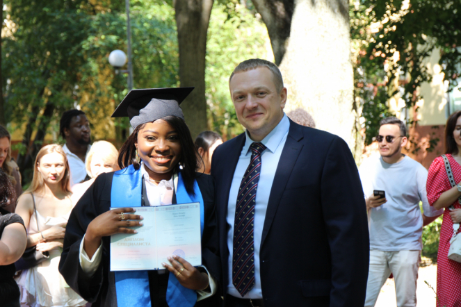 Иностранным выпускникам Педиатрического университета вручили дипломы о высшем образовании 38