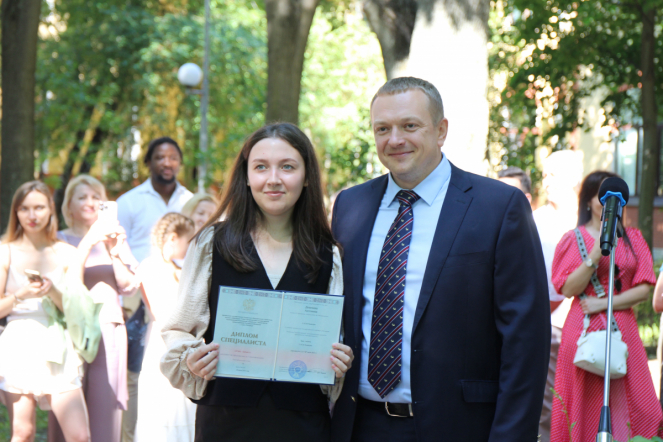 Иностранным выпускникам Педиатрического университета вручили дипломы о высшем образовании 40