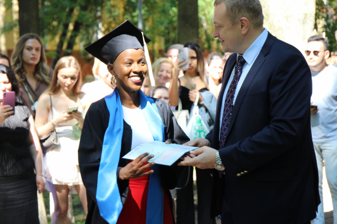 Иностранным выпускникам Педиатрического университета вручили дипломы о высшем образовании 46