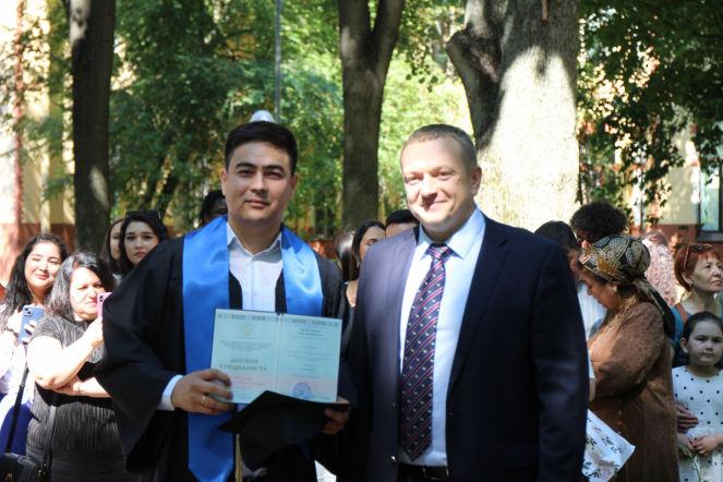 Иностранным выпускникам Педиатрического университета вручили дипломы о высшем образовании 56