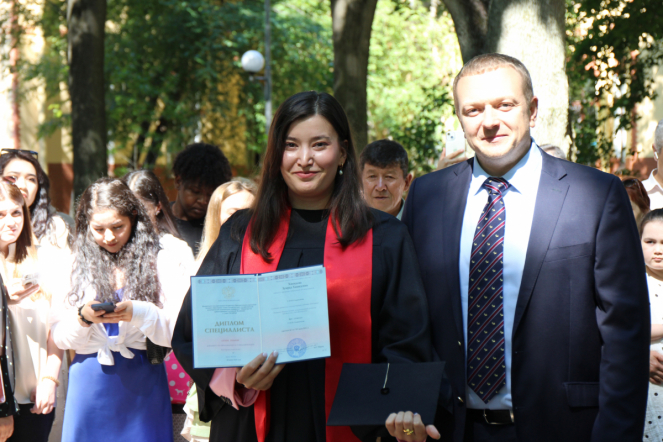 Иностранным выпускникам Педиатрического университета вручили дипломы о высшем образовании 71