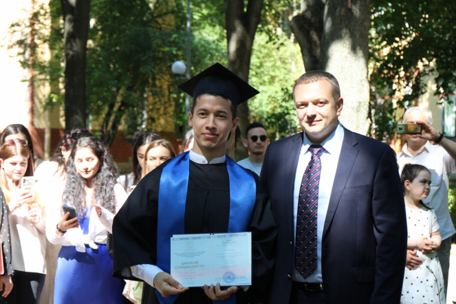 Иностранным выпускникам Педиатрического университета вручили дипломы о высшем образовании 74