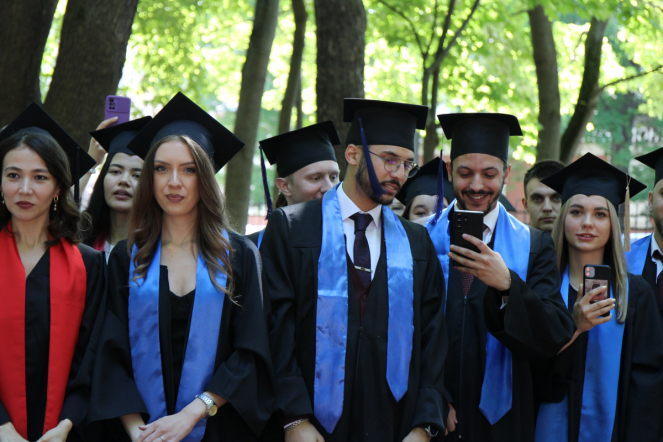 Иностранным выпускникам Педиатрического университета вручили дипломы о высшем образовании 75