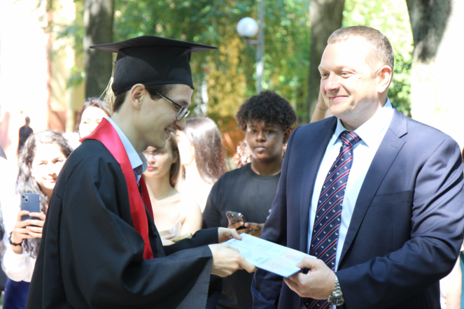 Иностранным выпускникам Педиатрического университета вручили дипломы о высшем образовании 77