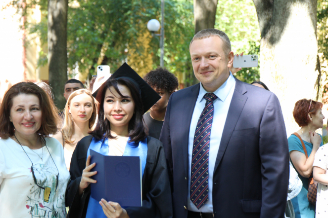 Иностранным выпускникам Педиатрического университета вручили дипломы о высшем образовании 79