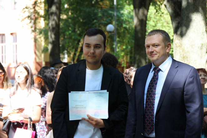 Иностранным выпускникам Педиатрического университета вручили дипломы о высшем образовании 80