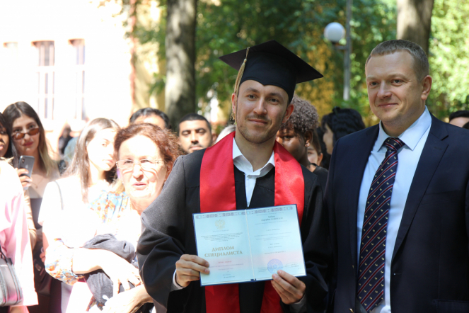 Иностранным выпускникам Педиатрического университета вручили дипломы о высшем образовании 87