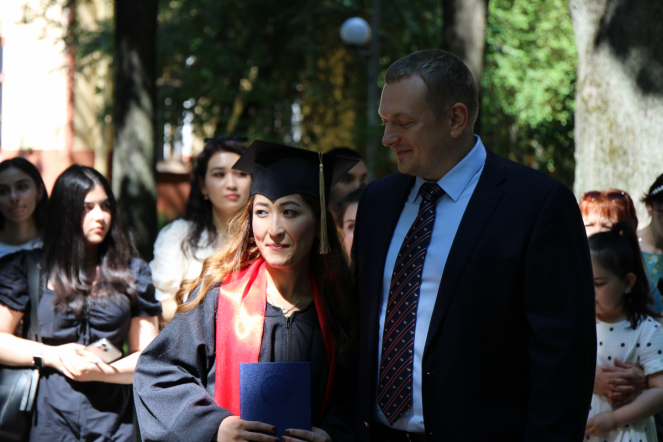 Иностранным выпускникам Педиатрического университета вручили дипломы о высшем образовании 99