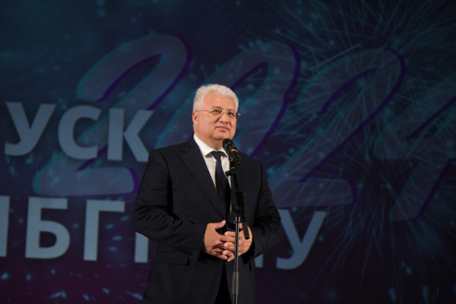 В Педиатрическом университете вручили дипломы выпускникам 38