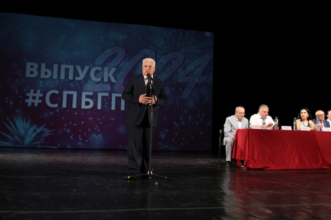 В Педиатрическом университете вручили дипломы выпускникам 39