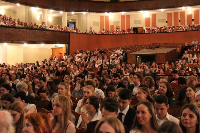 В Педиатрическом университете вручили дипломы выпускникам 64