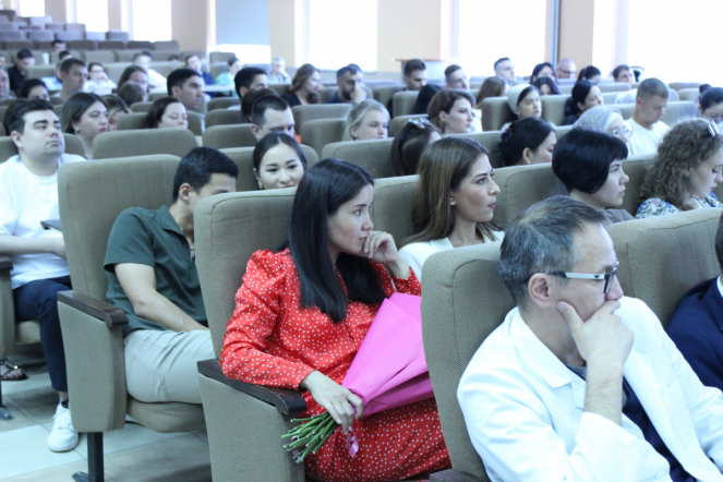 В Педиатрическом университете прошла церемония вручения дипломов врачам-ординаторам 1