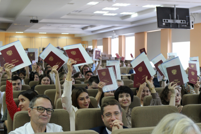 В Педиатрическом университете прошла церемония вручения дипломов врачам-ординаторам 8