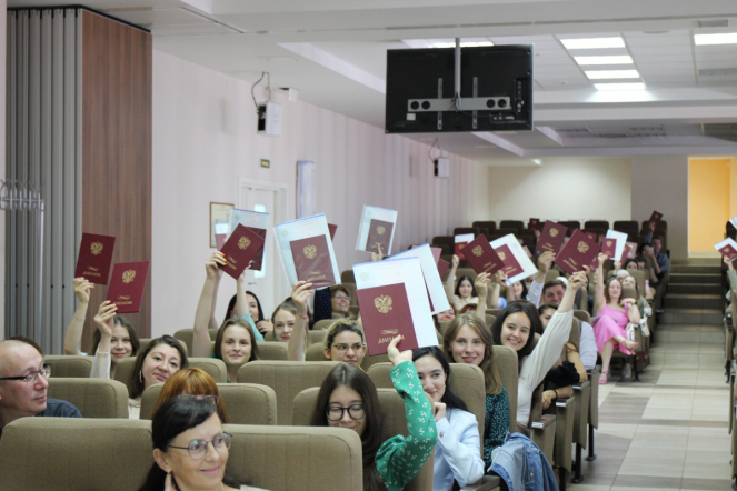 В Педиатрическом университете прошла церемония вручения дипломов врачам-ординаторам 10