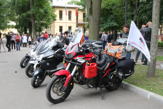 Мотопробег в честь медиков финишировал в Педиатрическом университете 9