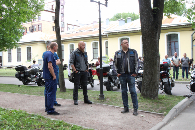 Мотопробег в честь медиков финишировал в Педиатрическом университете 11